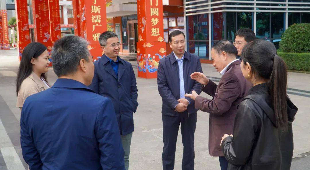 王盛章教授一行首先了解了校园整体的教学情况,深入学校实验楼,艺术