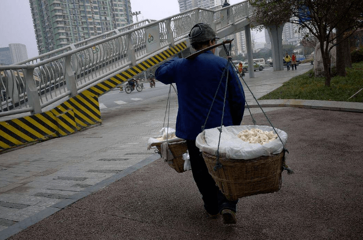 【黔中文学】黄安梅: 卖叮叮糖的老头(总第916期)_个儿