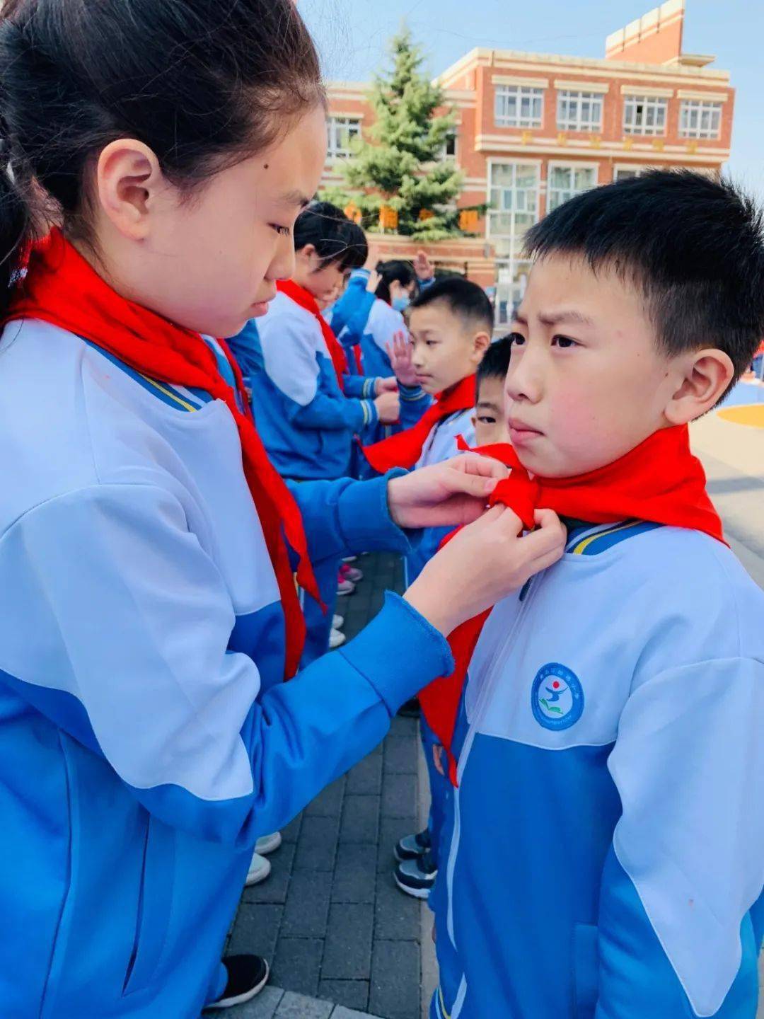 青岛汾阳路小学新队员入队争做新时代好队员