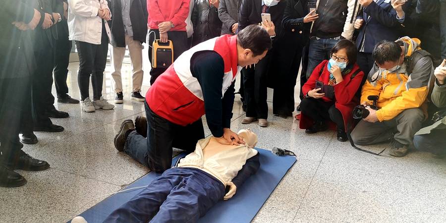 宁夏红十字会为公共场所投放首批自动体外除颤仪aed