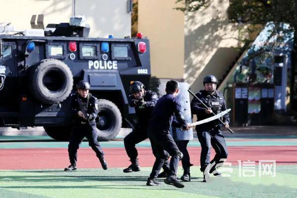 市南公安分局特巡警大隊現場給同學們開展了警術表演,團體拳術和棍術