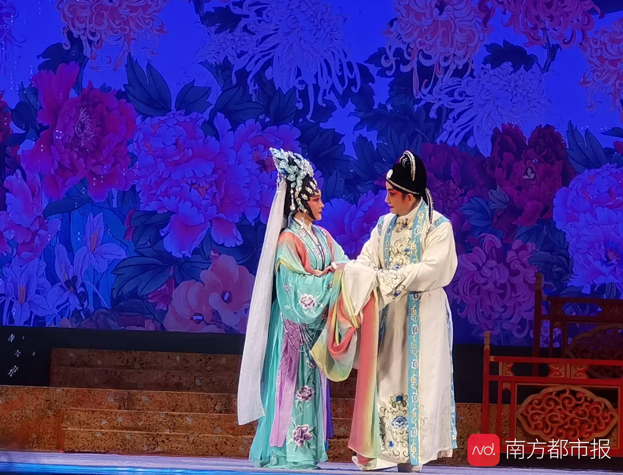 《英姿勃发谱新篇》则由深圳粤剧团优秀青年粤剧演员林海涛,卜美玲,苏