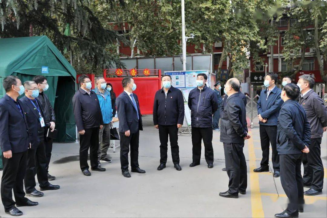 在市第三人民医院,鹤煤总医院,马富国认真查看发热门诊,核酸采样点和