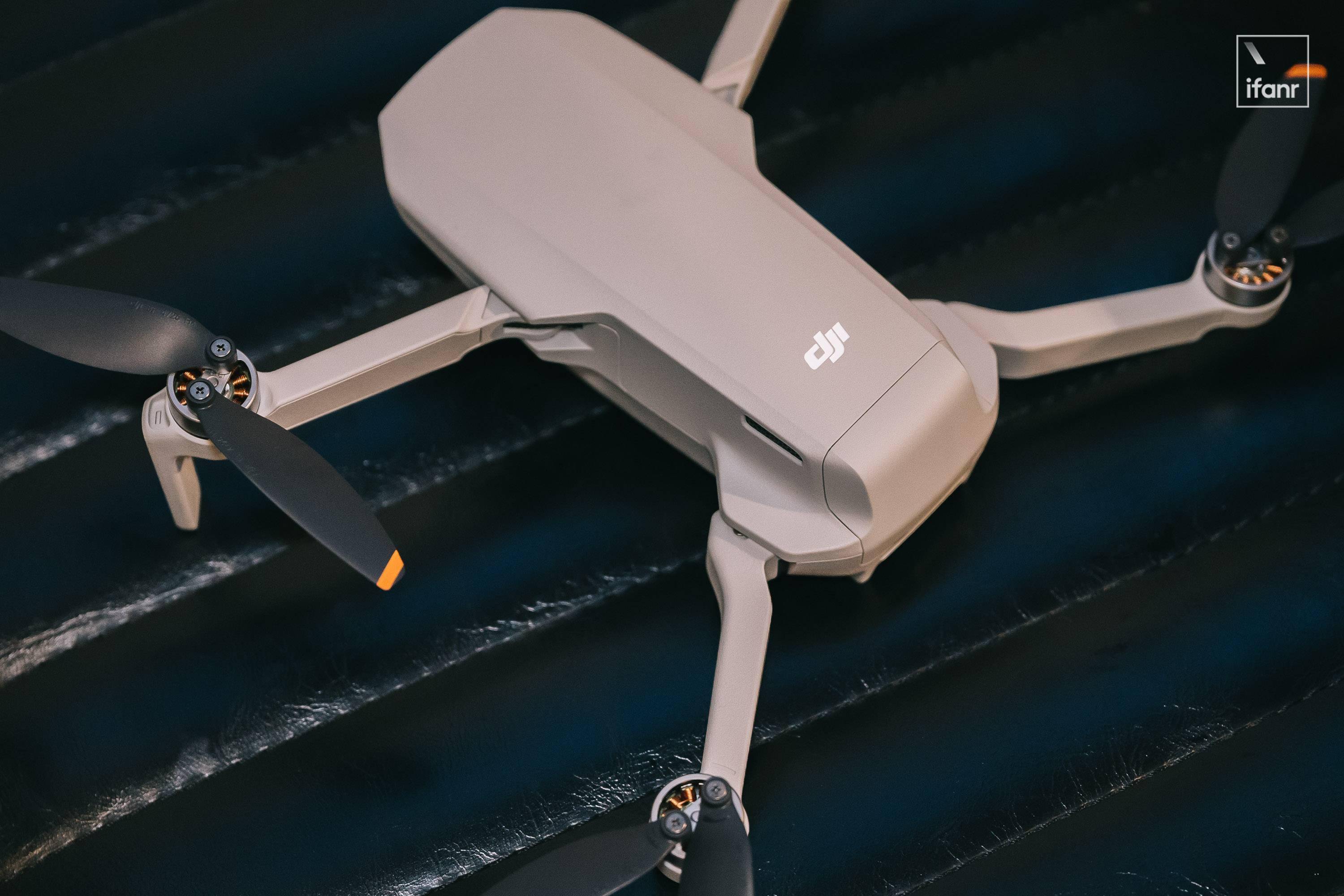 拍摄,部分画质受平台压缩 硬件设计  mini 2 延续了前作御 mavic mini