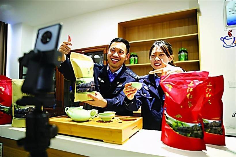 吴绍洋 摄本报11月4日讯 3日,有抖音网友发现,民警穿着警服在抖音"