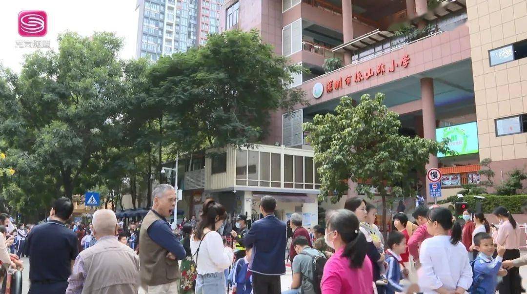 十米没有人行道护栏依山郡小学段的人行道在龙城街道盐龙大道辅道最近