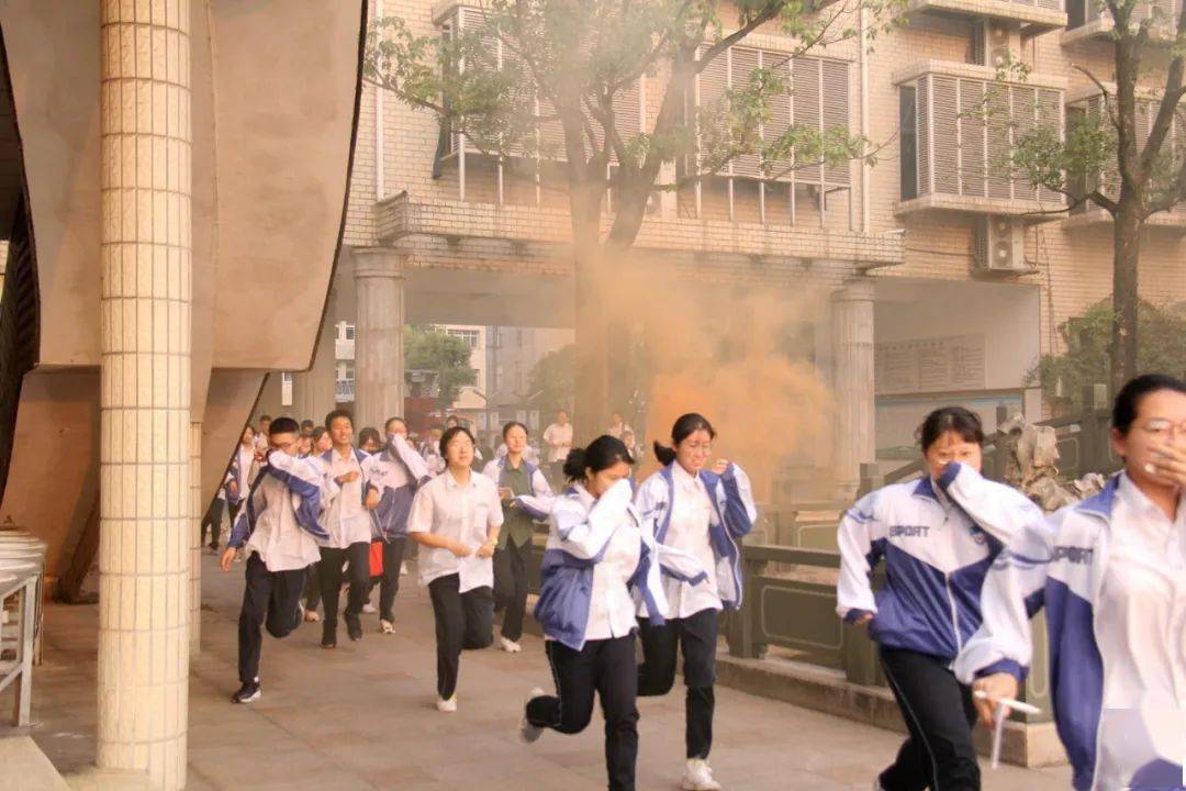 浙鳌中学响起警报多位学生拿起灭火器