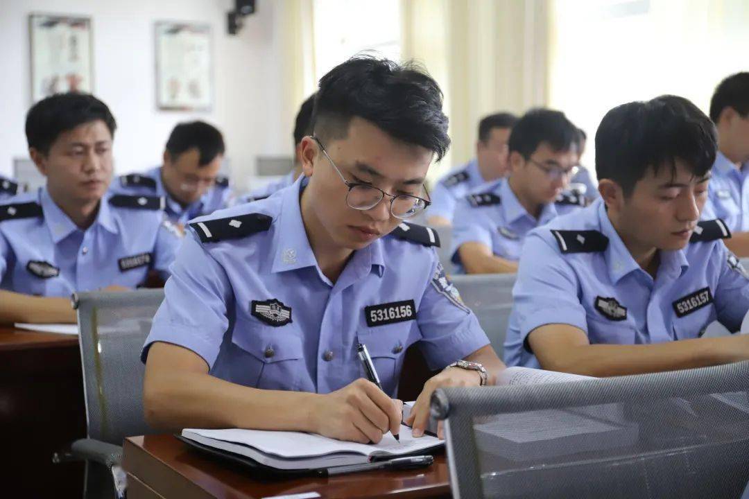 为进一步贯彻落实《中华人民共和国人民警察警衔条例》和司法部凡晋