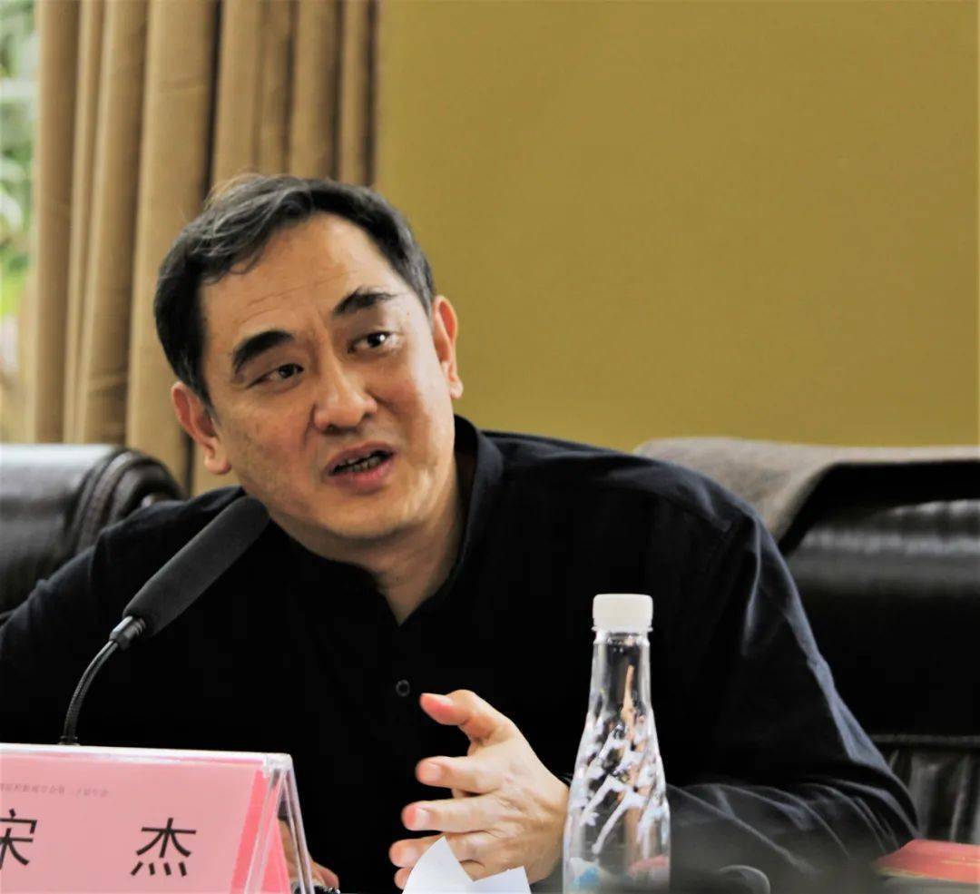 师范大学人事处处长骆平主持,云南艺术学院电影电视学院院长宋杰教授