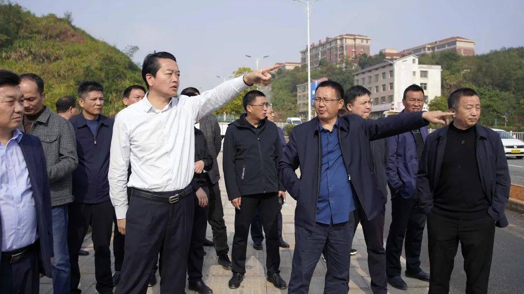黄伟雄率队调度中心城区在建教育项目暨十四五规划项目