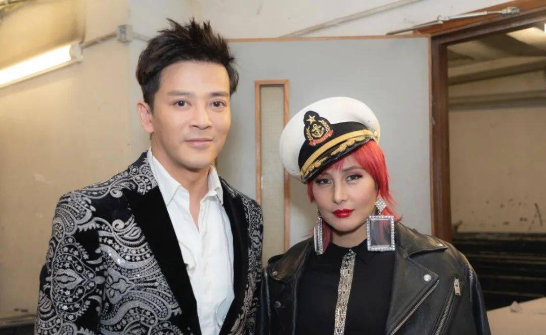 56岁郭晋安脸肿像蜡像被疑医美过度与小15岁娇妻同台差太多