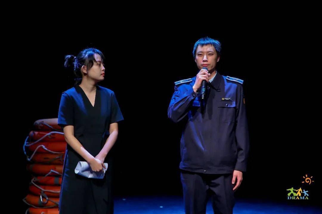 主创导演荣获"优秀导演奖"演员介绍:左:周伊崟 东城应急管理局右:李