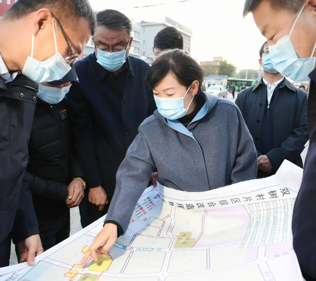 臨近傍晚,王莉霞來到賽罕區新雙樹村,瞭解群眾關心的道路建設問題進展