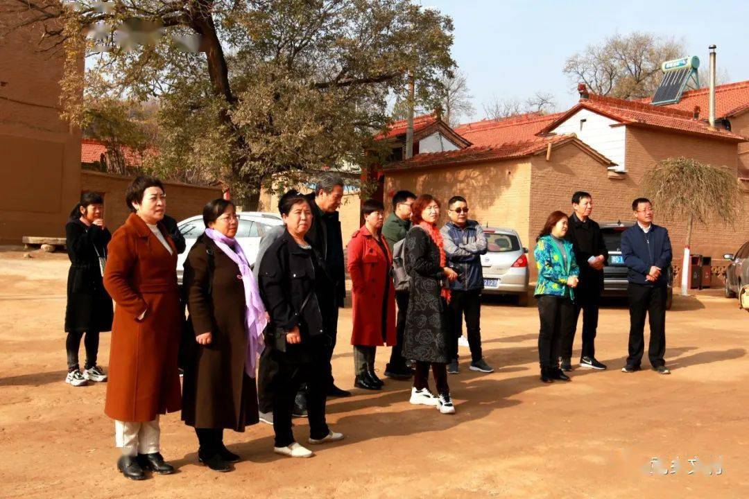 县里来了作家队,村部召开座谈会,要问大家谈什么