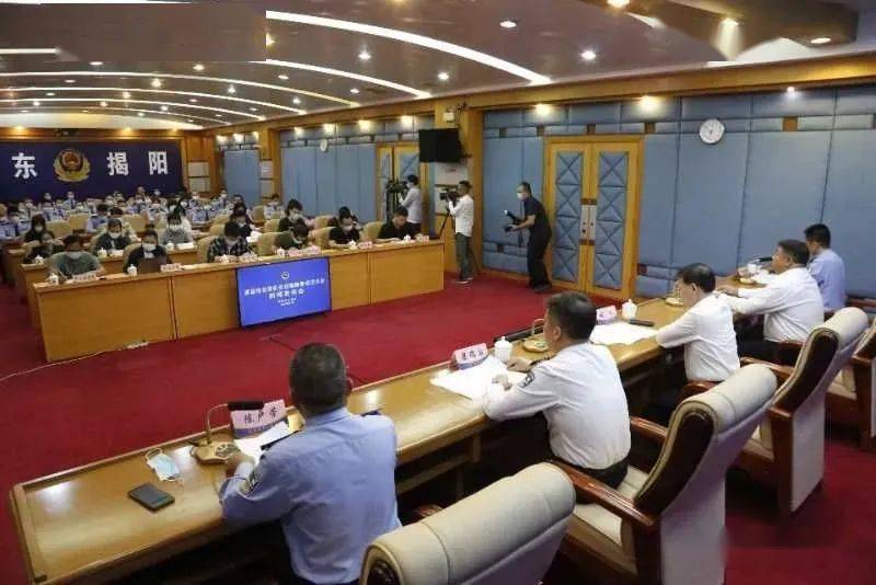 警讯揭阳地方霸主勾龙被擒凯迪公馆涉黑案件告破缴获枪支7支