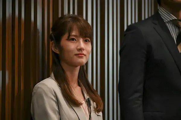 甚至不会看空气,和由桥本环奈饰演的京子成为了一对美丽善良的大姐大