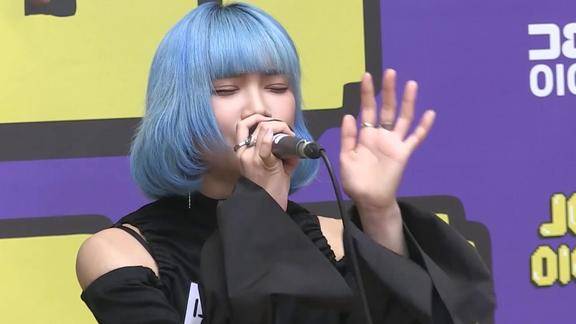 yg女歌手综艺首秀现场翻唱billieeilish名曲展现逆天唱功