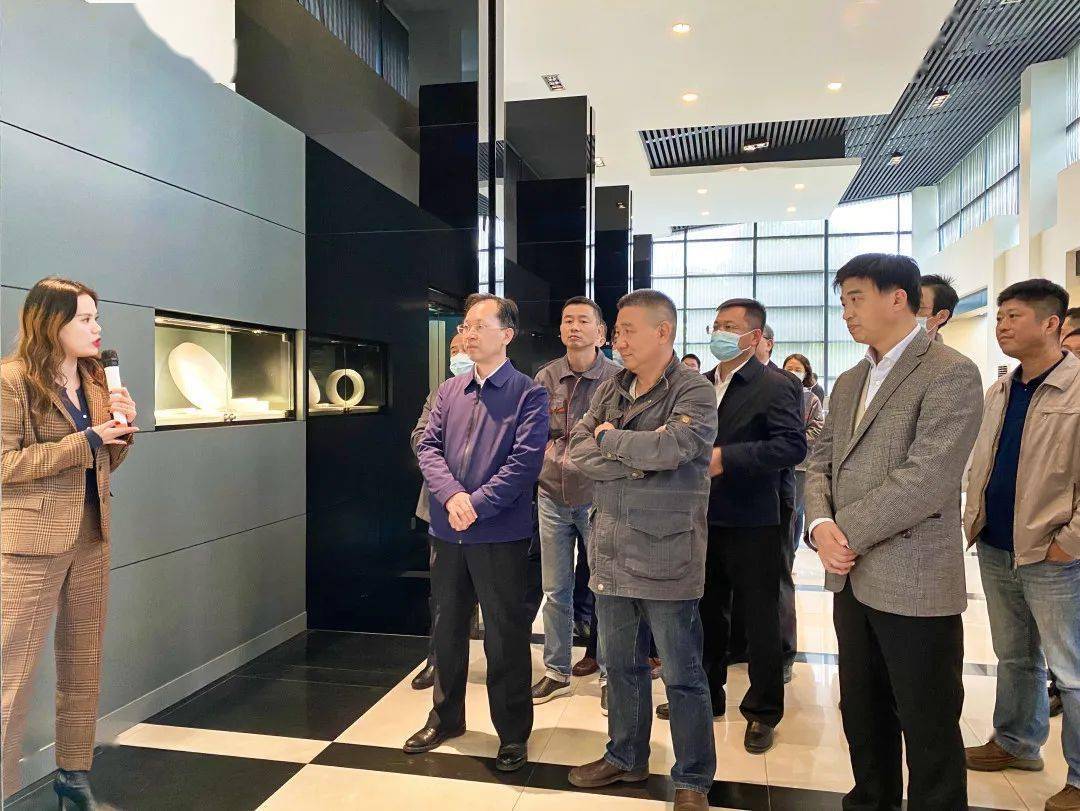 亿纬动力,万华生态家居等企业;在荆州市,代表们又深入亿钧玻璃,菲利华