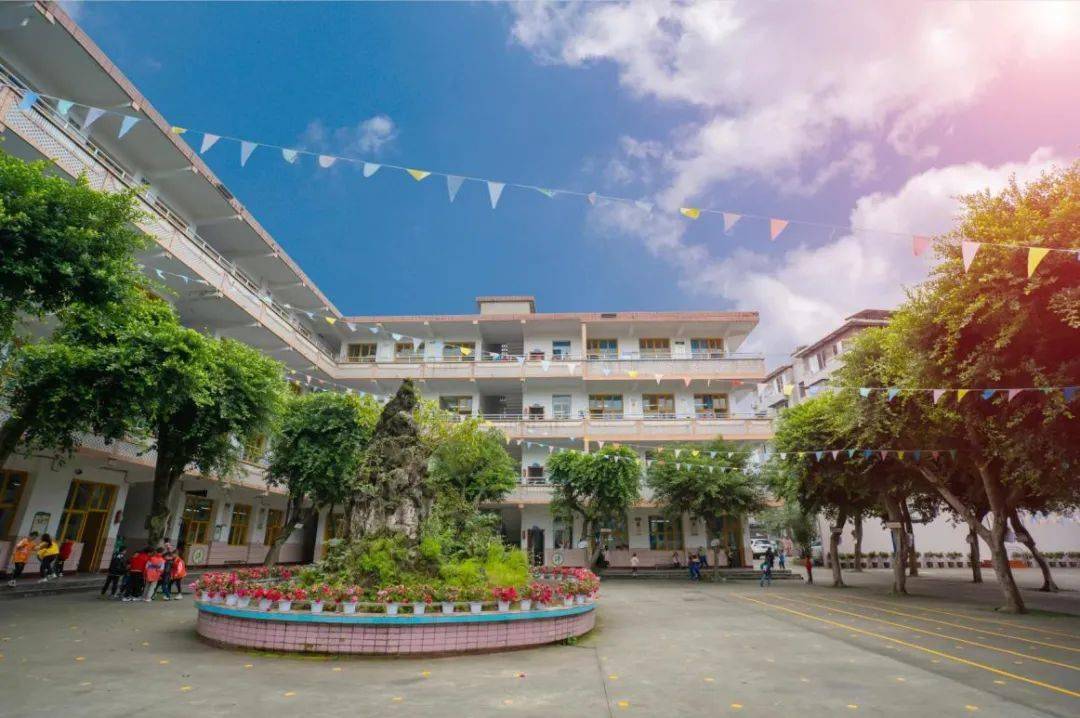 工商小学,新城小学,新城初小,上世纪60年代更名为犍为县南门小学,其间