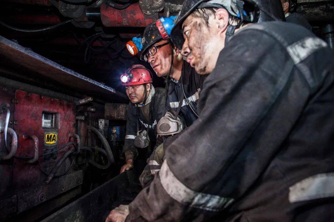 他们——就是宁夏王洼煤业有限公司银洞沟煤矿的工人整装待发,要下
