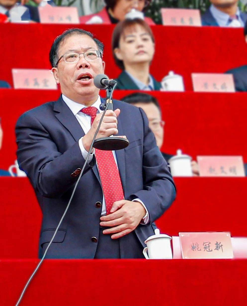 校党委书记姚冠新宣布运动会开幕▲校长焦新安致开幕辞▲副校长