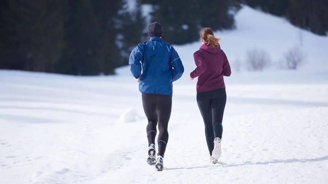 在冬季户外运动中,穿多了跑不动,穿少了又会感冒生病,那么冬天跑步