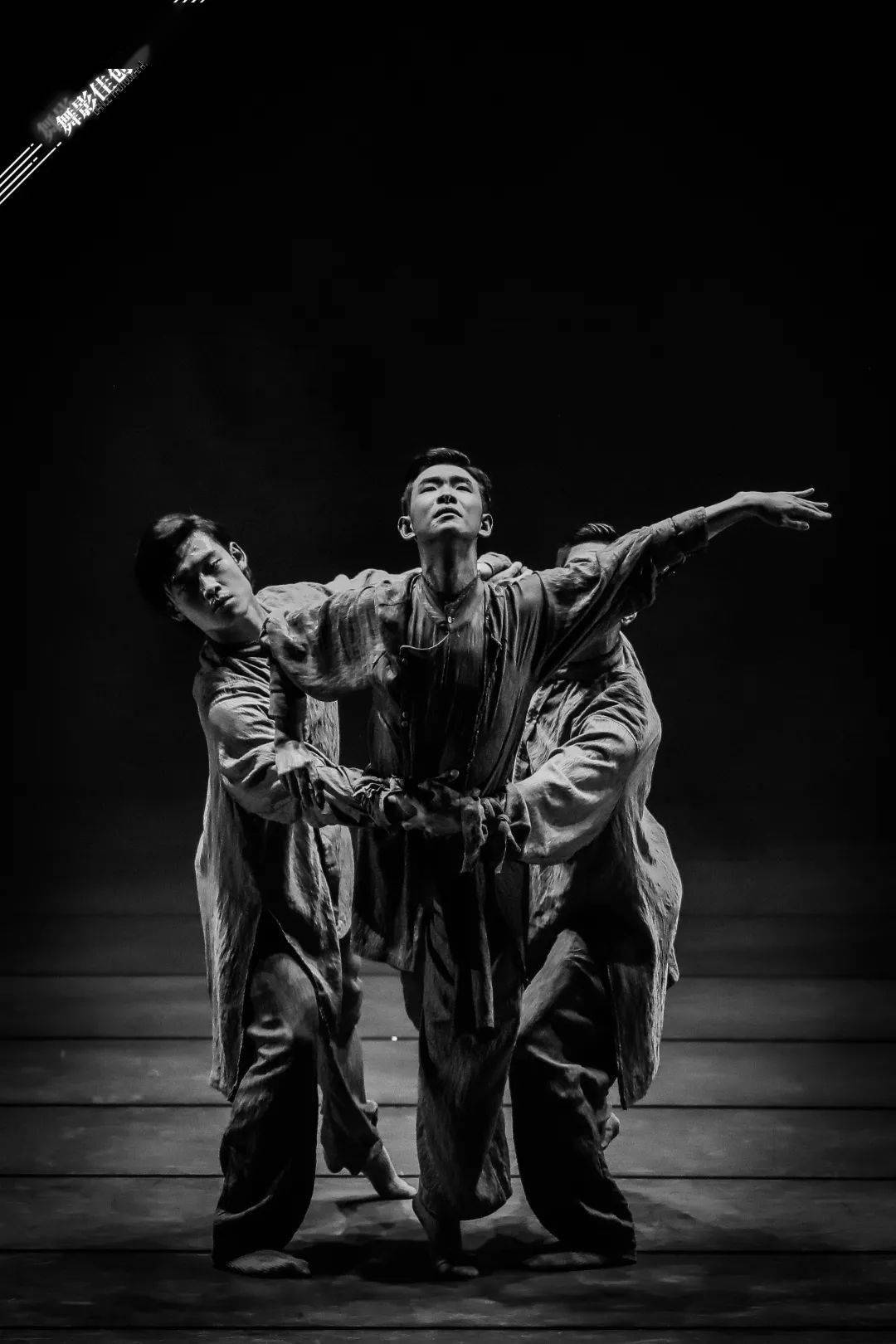 舞影图集现代舞作品流浪用生活中的琐碎串起了一个个欲言又止的故事