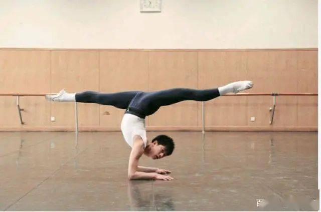 双飞燕,横叉要非常的开,胯要非常的开,开横叉至少得开到一百八十度