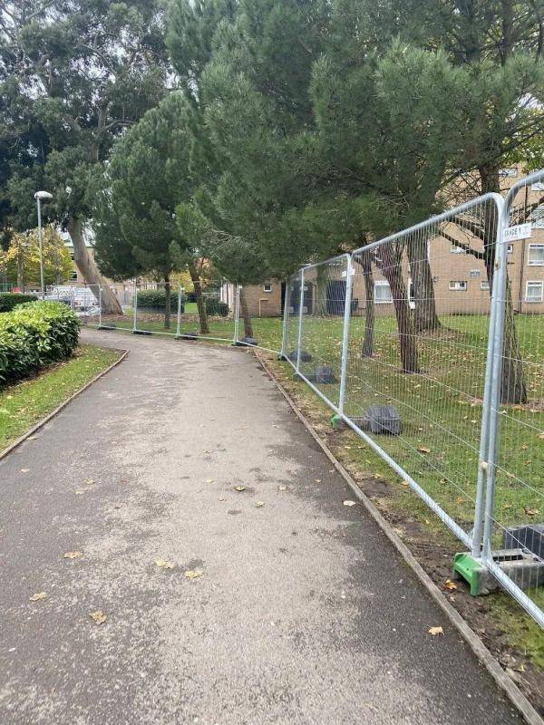 一觉醒来,宿舍外建起了围墙,英国曼彻斯特大学学生不干了_抗议