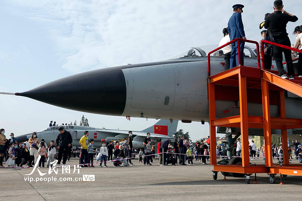 杭州举办空军军营开放日活动