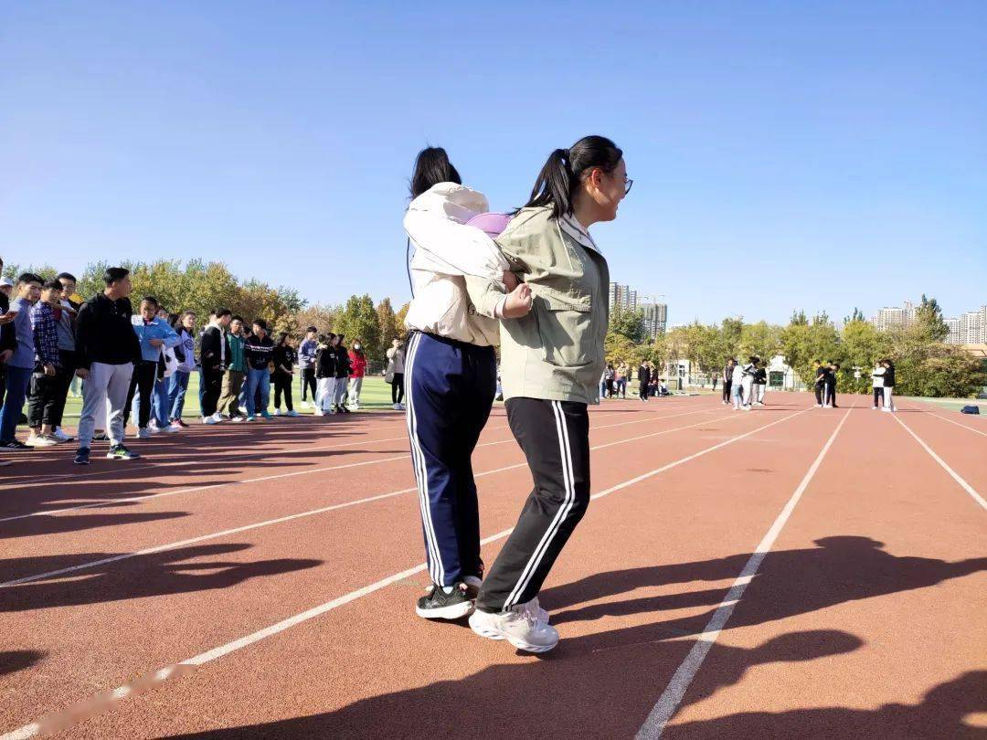 【外院动态】外国语学院参加趣味夹球跑活动