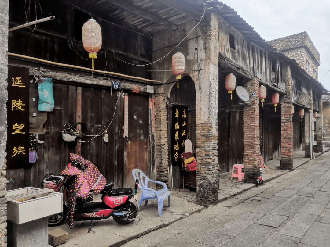 中山古街,原名"九曲街,始建于明,贯穿中山镇老城,城中,新城村三个村