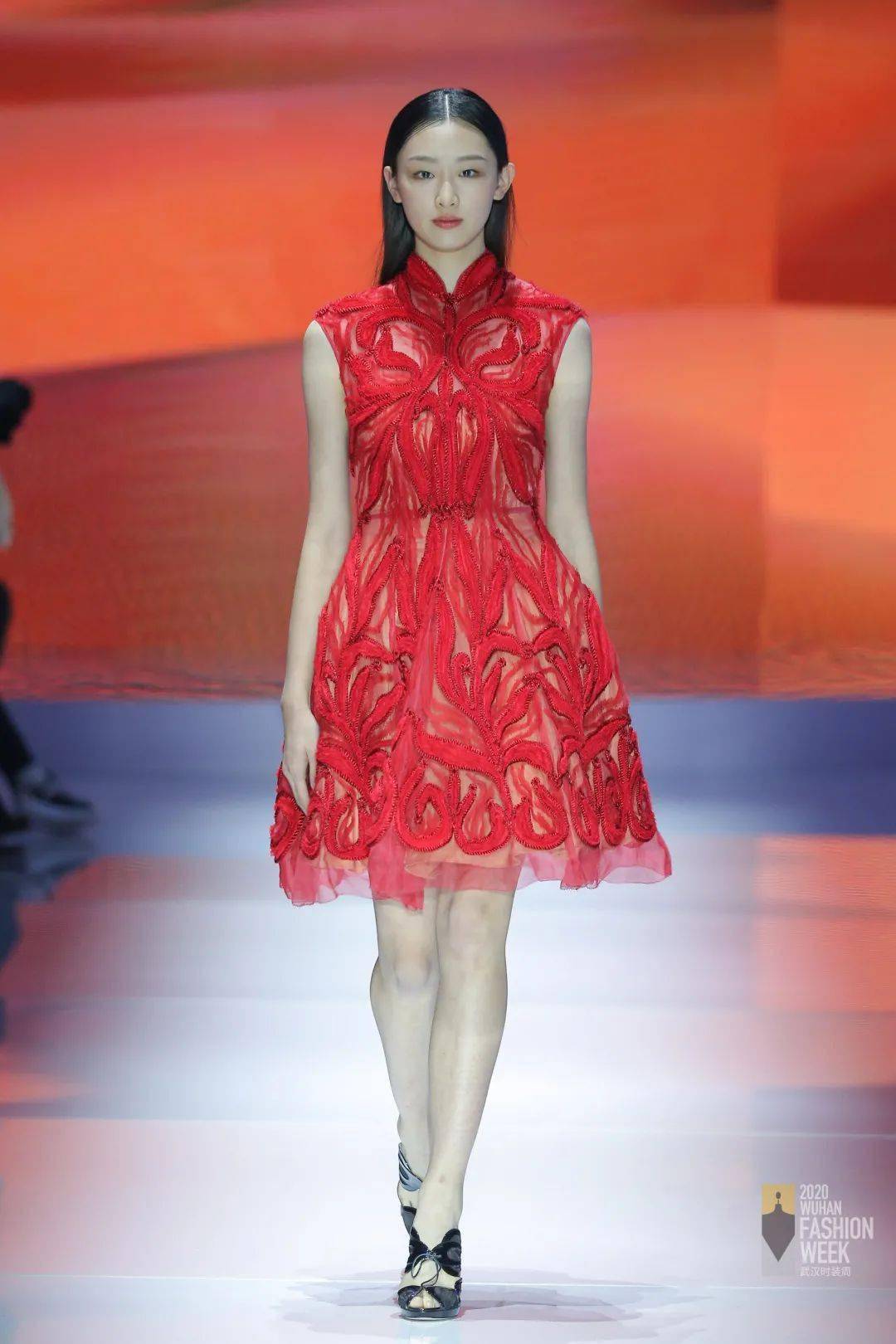 以时装为名爱尚武汉东方宾利40名模助阵2020武汉时装周开幕大秀