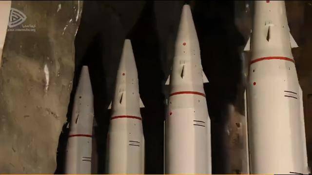 伊朗导弹基地震慑美军!弹道导弹发射轨道首次曝光,犹如机枪弹链