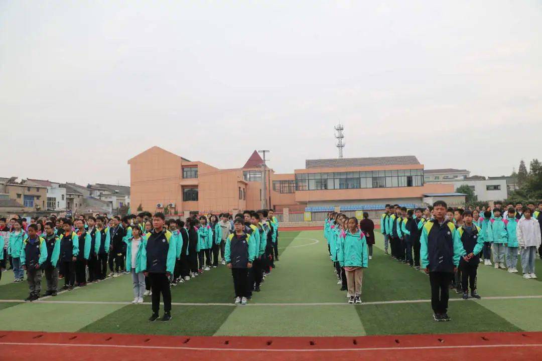 之间的交流,丰富学生的文体生活,宜兴市丰义中学开展了首届趣味运动会