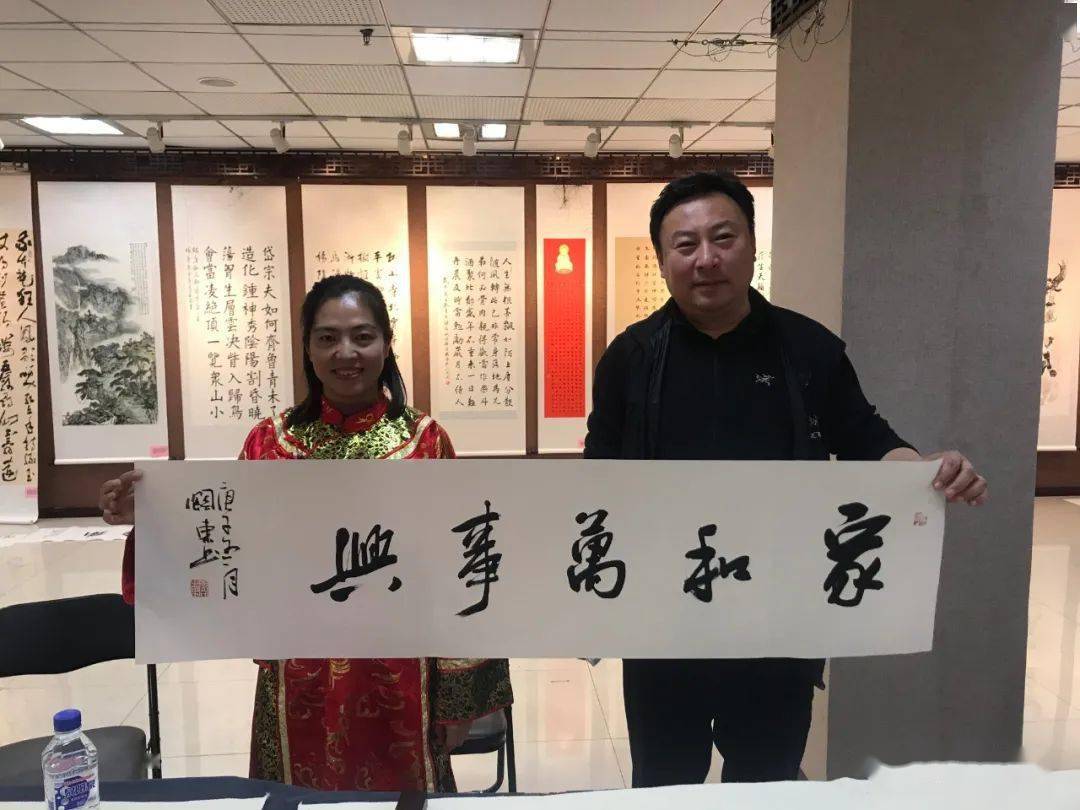 吉林省满族书法家关玉伟现场书写满文本次书画笔会,展出书画作品70