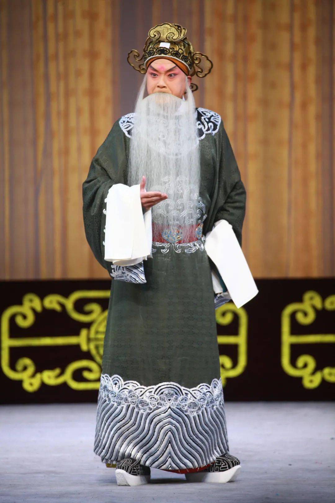 西楚霸王项羽有勇无谋,刚愎自恃,听信汉军韩信派来诈降的李左车之言