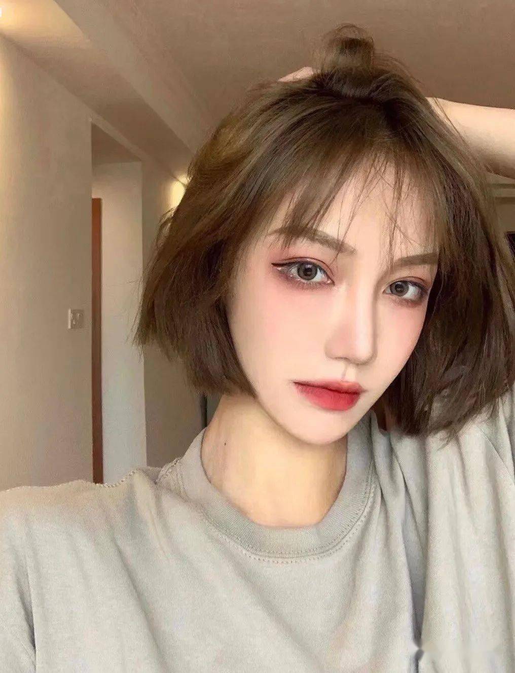 软萌波波头的半熟气质惹人怜丰盈的发量显得非常精神这款短发是比较