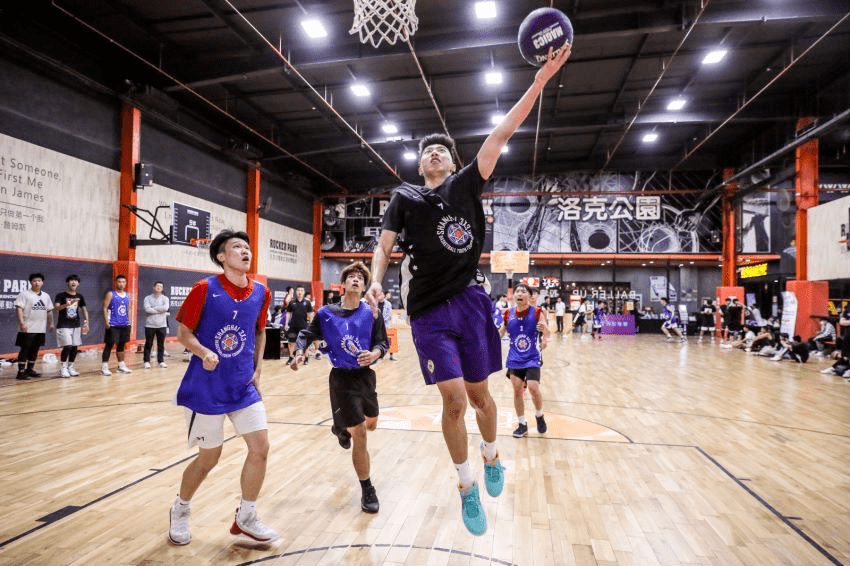 在洛克公园举办的篮球赛事现场也积极推广上海体育消费券活动.