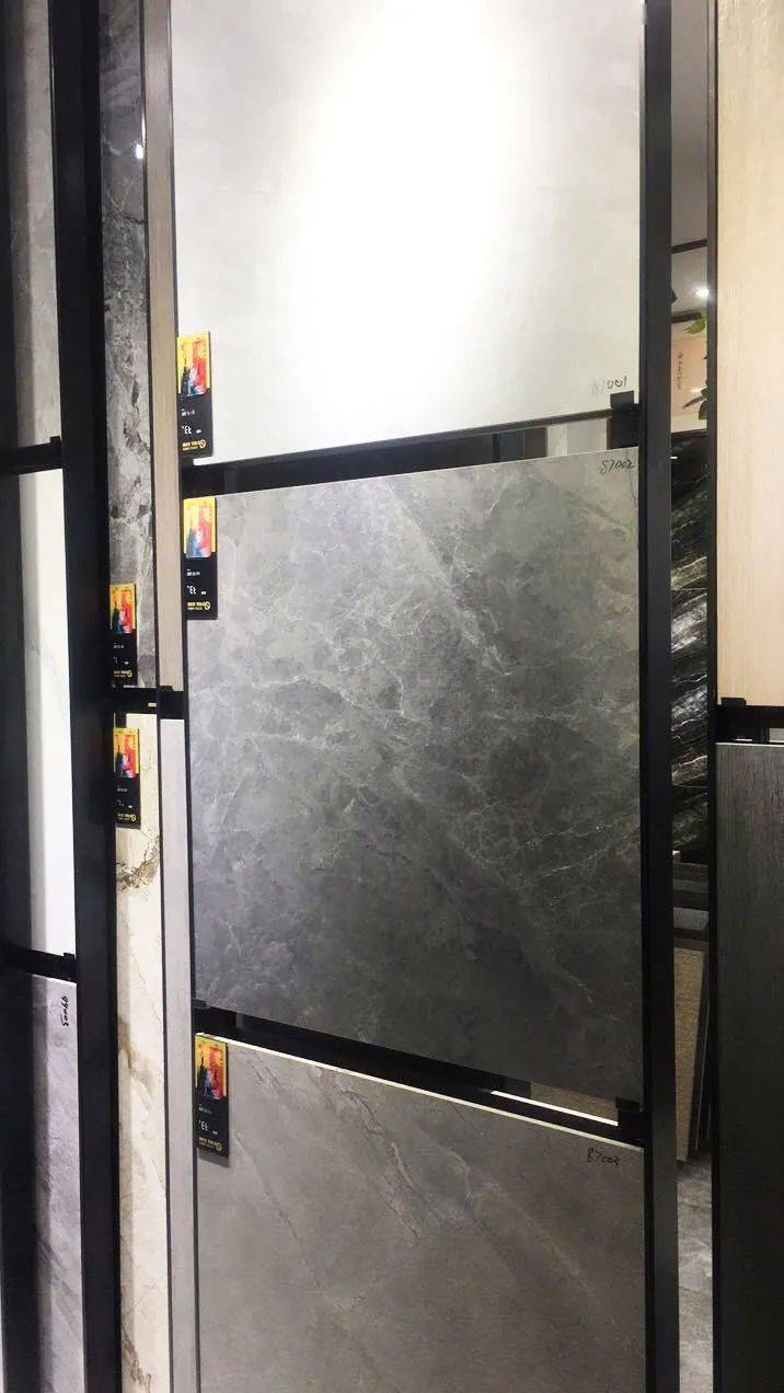 小蜜蜂瓷砖洛阳旗舰店按照最新品牌终端建设标准打造,以轻奢现代为主