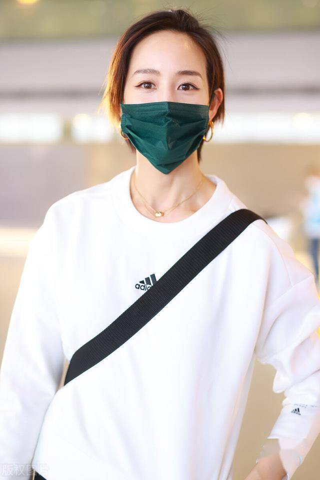 张钧甯现身机场,一袭运动装搭配元气满满,眉清目秀惹人爱_口罩