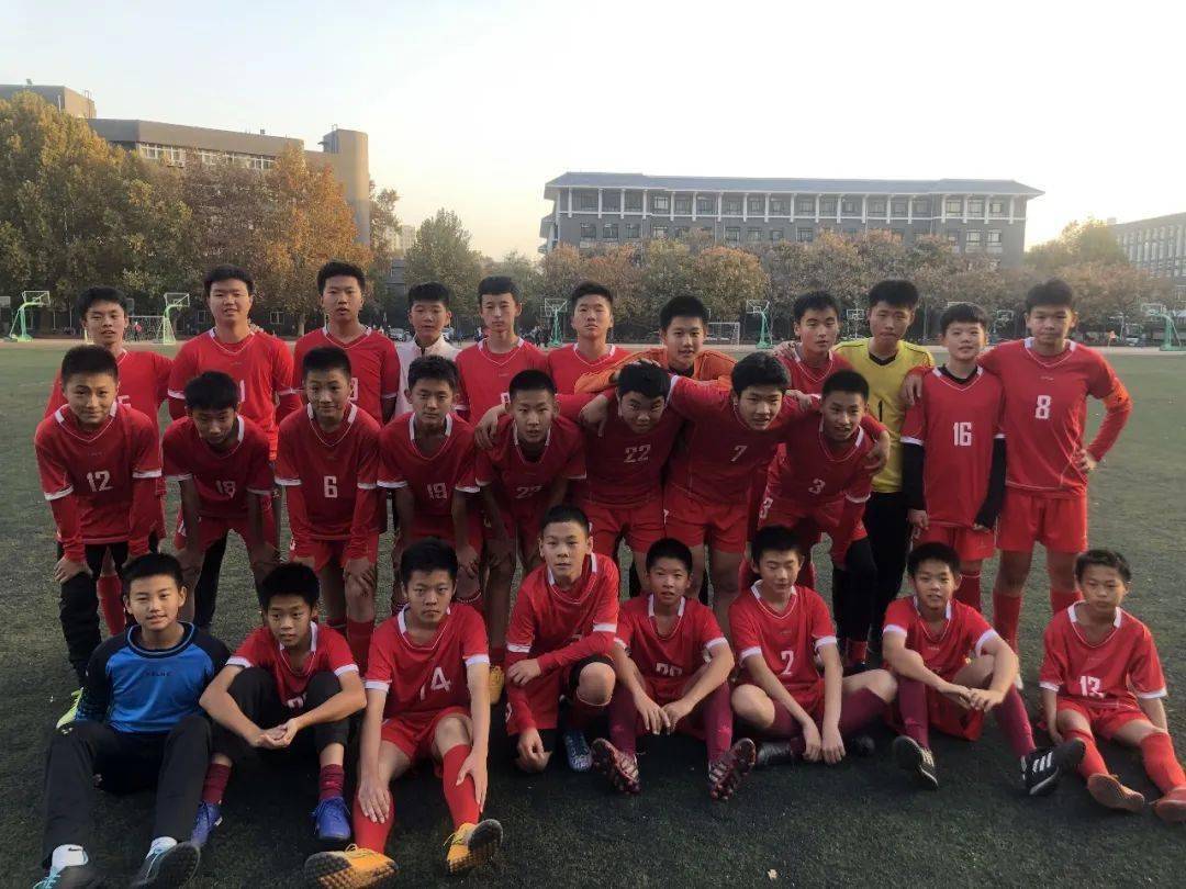 喜报热烈庆贺济南甸柳一中足球队再夺冠军