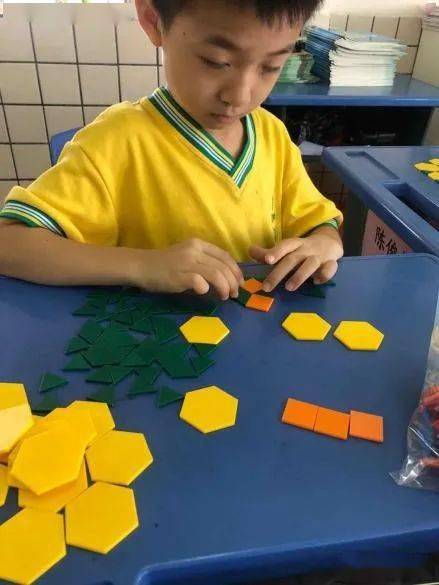 孩子们在超脑麦斯创意思维数学课堂上,一个个都成为了拼图达人,训练