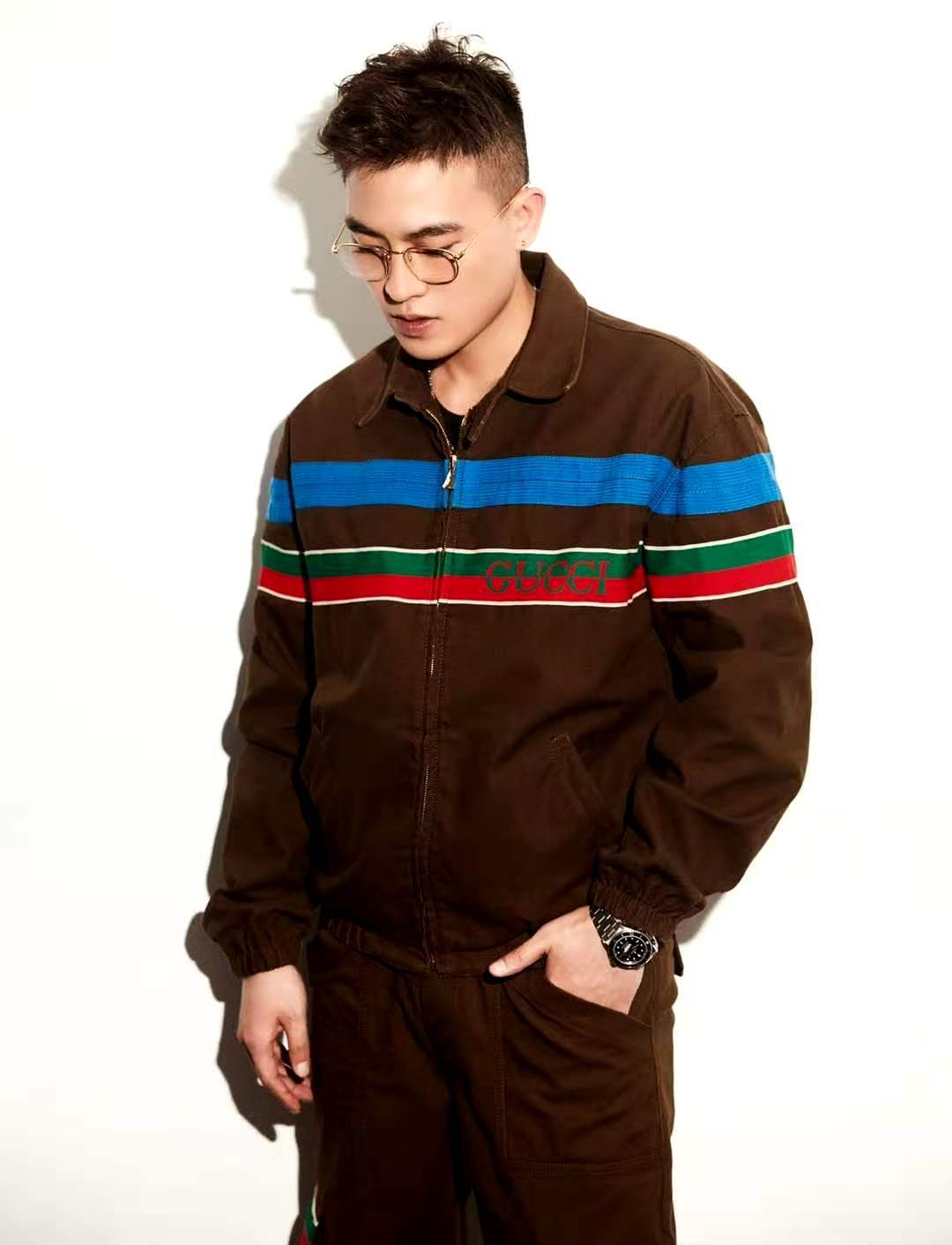 欧豪身着休闲装硬核又帅气!