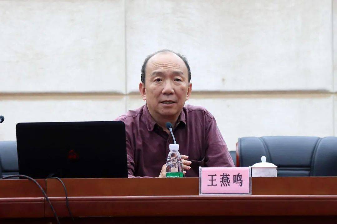 经开区举办中心组学习扩大会议暨首期高质量发展讲坛