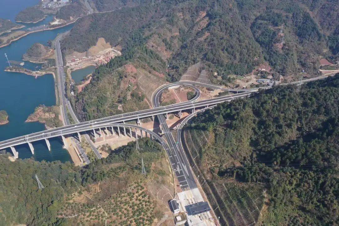 未来,杭州市民由千黄高速从千岛湖出发,最快约1小时到黄山;市民乘高铁