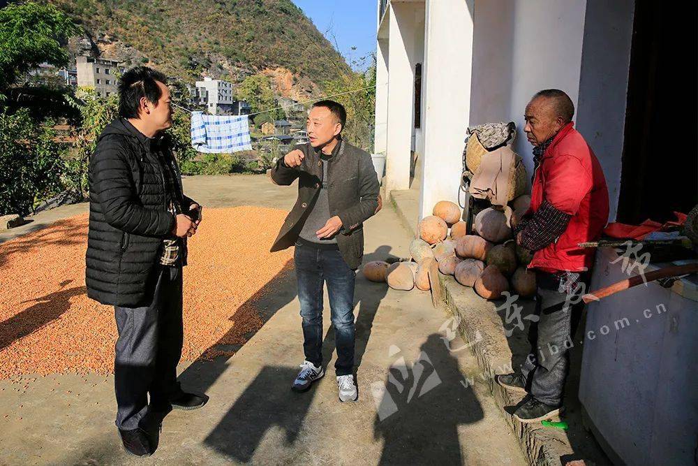 倔强的李坤山有些不情愿对于这顶帽子他家戴上了"贫困户"帽子他也是第