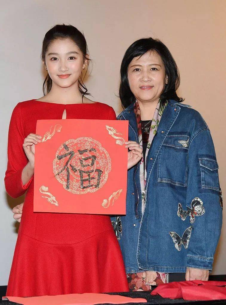 刘亦菲竟是"全家最丑",angelababy妈妈颜值逆天,明星家族的基因果然