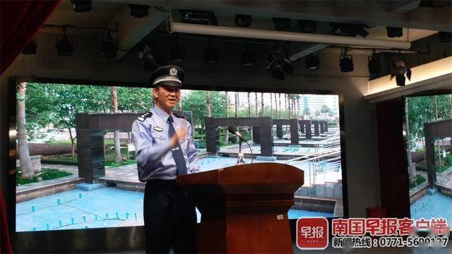 青秀山公安分局黄海川警官在大礼堂为学生们进行了"反传销"知识讲课.
