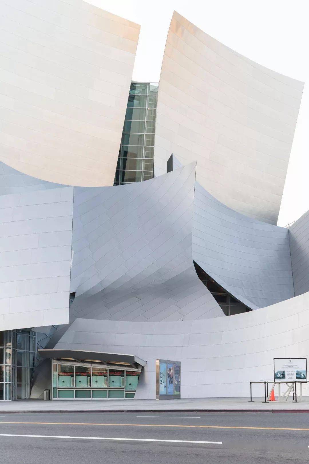 盖里著名的作品包括钛金属打造的西班牙毕尔巴鄂古根海姆美术馆,美国